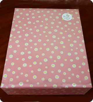 出産内祝い 女の子はピンクの化粧箱に熨斗(のし)